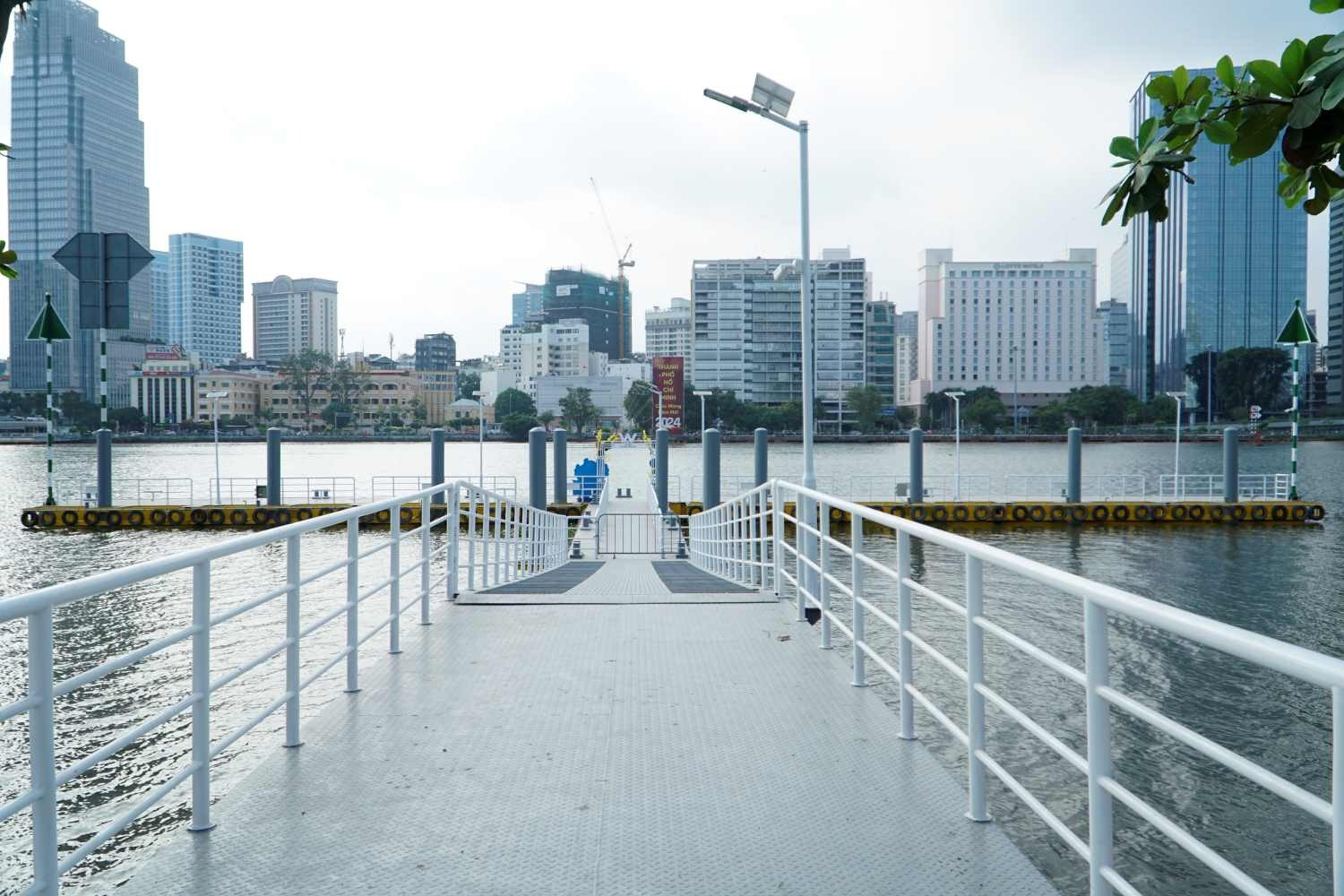 Màn 'lột xác' ngoạn mục của vùng đầm lầy hoang vắng thành công viên ven sông lớn nhất TP. HCM, người dân nườm nượp check-in- Ảnh 1. Màn 'lột xác' ngoạn mục của vùng đầm lầy hoang vắng thành công viên ven sông lớn nhất TP. HCM, người dân nườm nượp check-in- Ảnh 1.