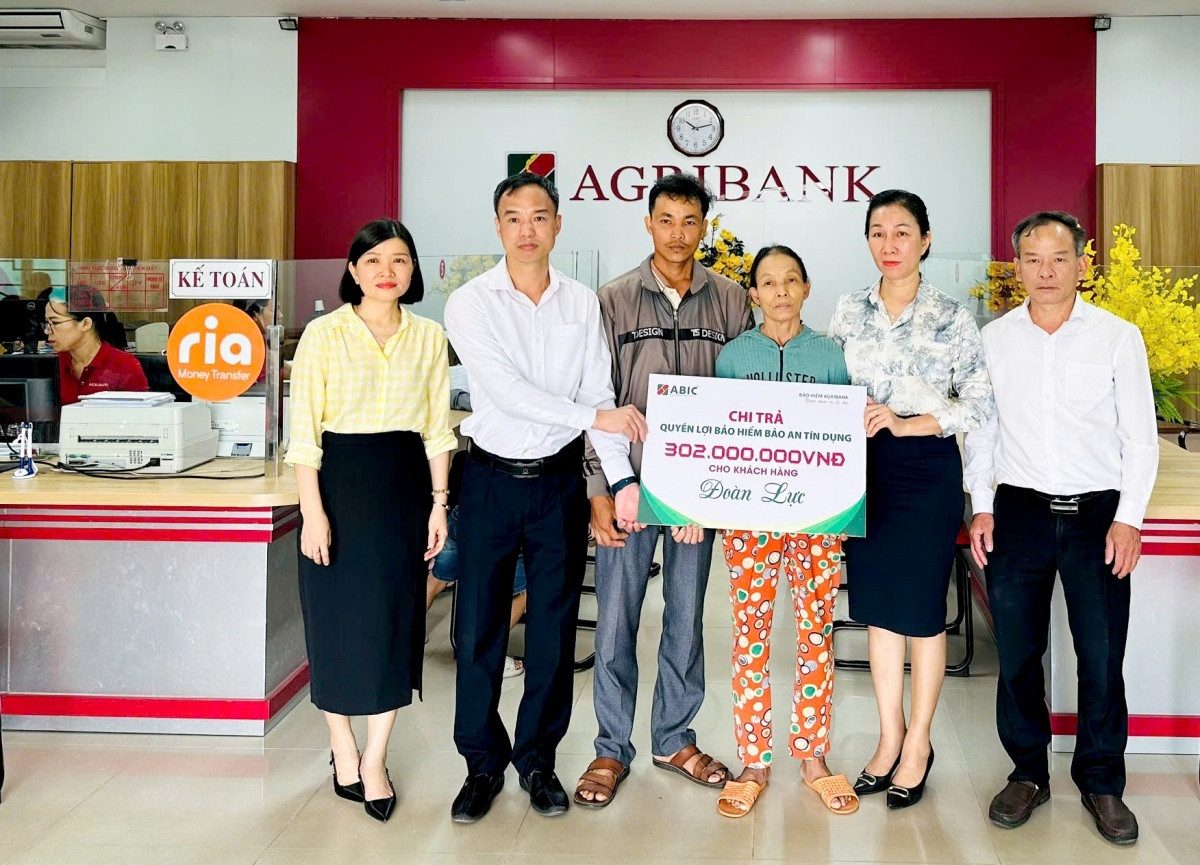 Từng nghĩ bảo hiểm ‘chỉ giỏi thu tiền’, gia đình nghèo xúc động khi được Agribank gọi lên nhận 300 triệu đồng sau biến cố