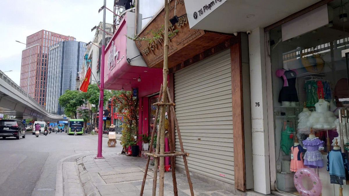 Chính quyền mở đợt truy quét hàng giả, loạt cửa hàng tại 'thiên đường mua sắm' của Hà Nội đóng cửa im lìm