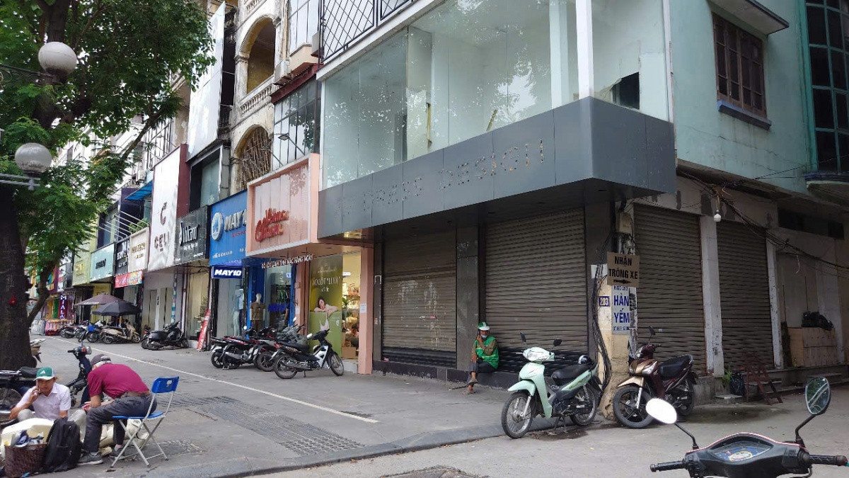 Chính quyền mở đợt truy quét hàng giả, loạt cửa hàng tại 'thiên đường mua sắm' của Hà Nội đóng cửa im lìm