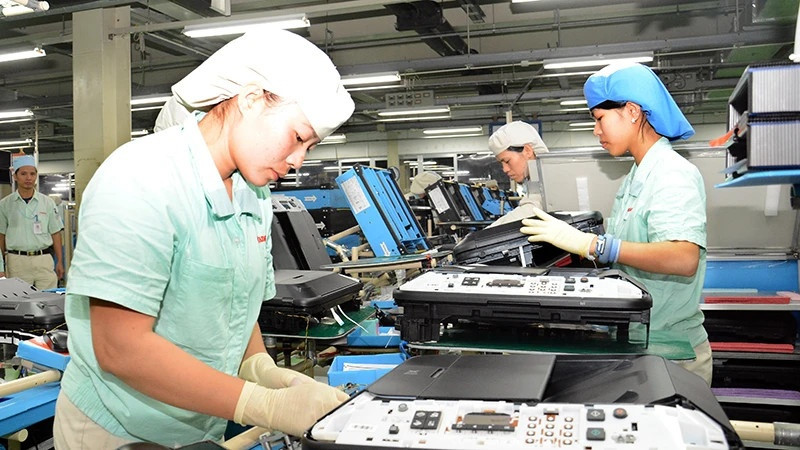 FDI lập kỷ lục giữa bão thuế, lực hút nào khiến Việt Nam vẫn là điểm đến 'vàng'?