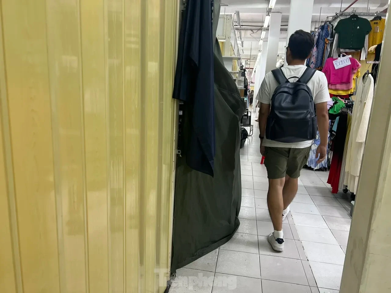 Cảnh chưa từng thấy tại những 'thiên đường mua sắm' ở TPHCM ảnh 5