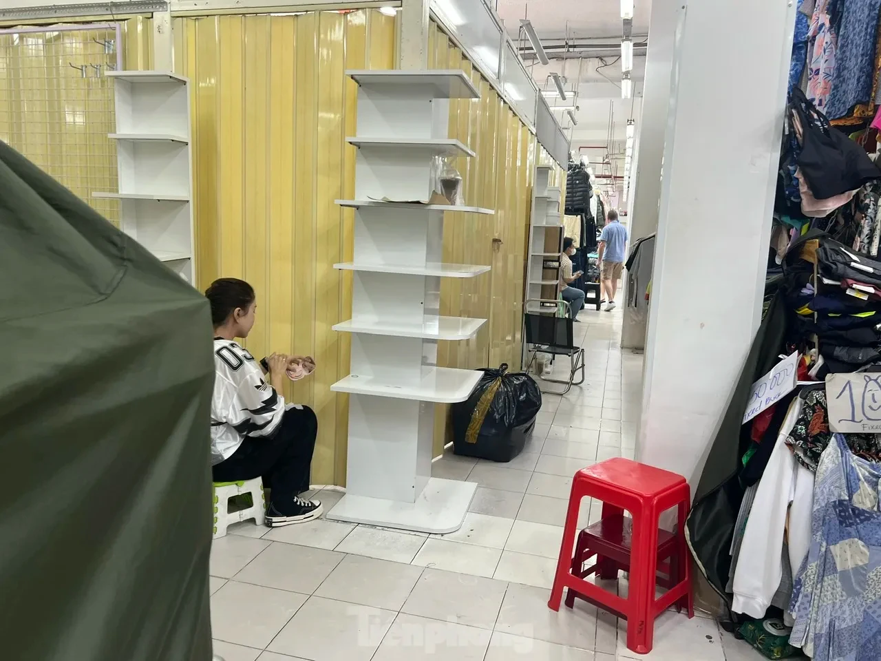 Cảnh chưa từng thấy tại những 'thiên đường mua sắm' ở TPHCM ảnh 4