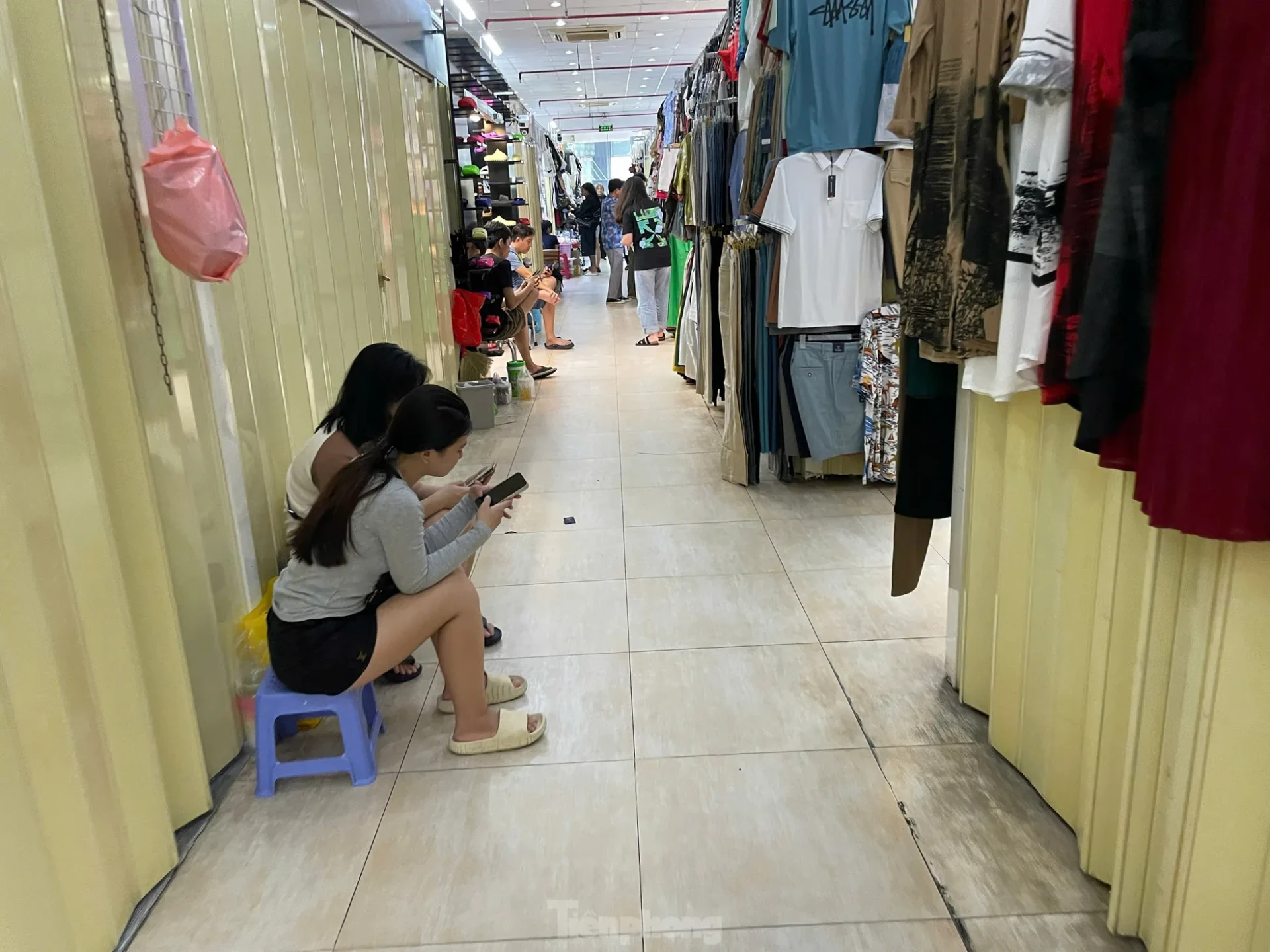 Cảnh chưa từng thấy tại những 'thiên đường mua sắm' ở TPHCM ảnh 3
