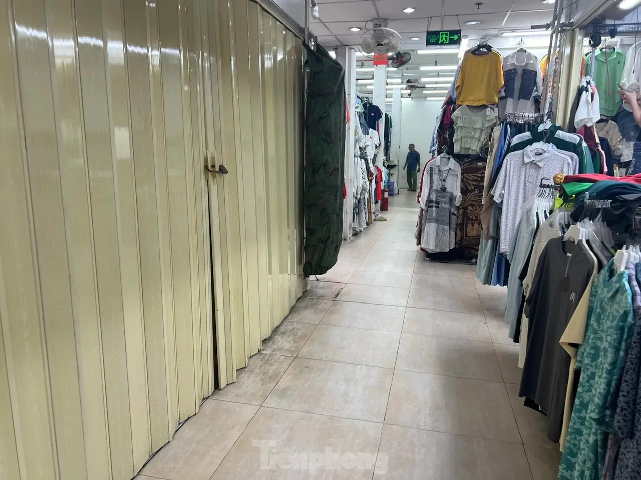 Cảnh chưa từng thấy tại những 'thiên đường mua sắm' ở TPHCM ảnh 1
