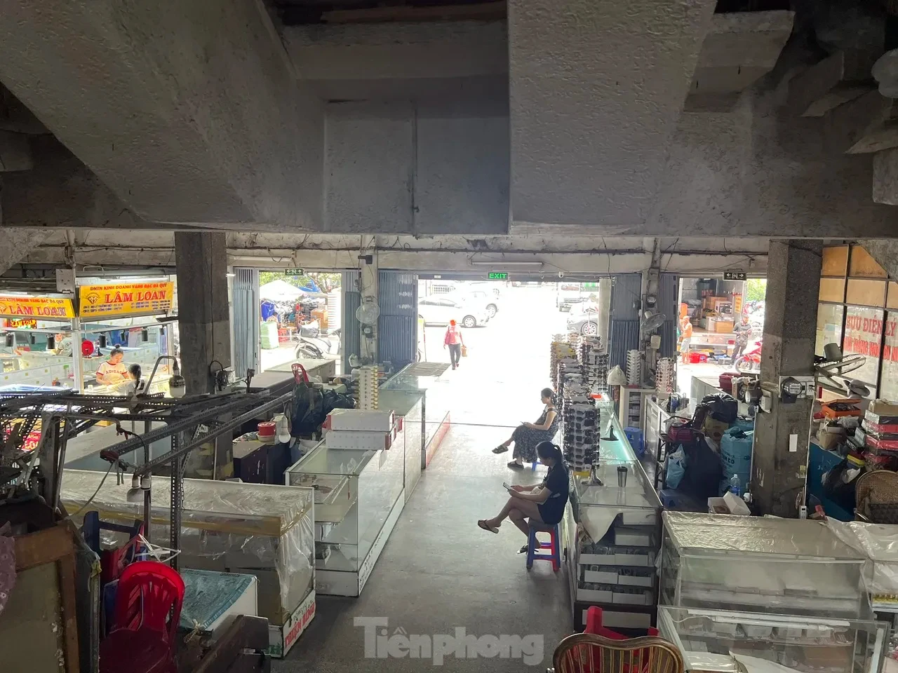 Cảnh chưa từng thấy tại những 'thiên đường mua sắm' ở TPHCM ảnh 15