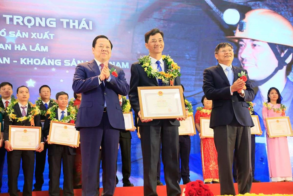 Thợ lò 'xuất sắc nhất ngành than Việt Nam' được phong tặng Anh hùng Lao động, là người đầu tiên in dấu chân xuống độ sâu -300m - ảnh 2