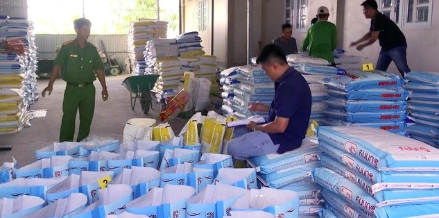 Cụ ông 76 tuổi điều hành đường dây làm giả thức ăn tôm hàng chục tấn