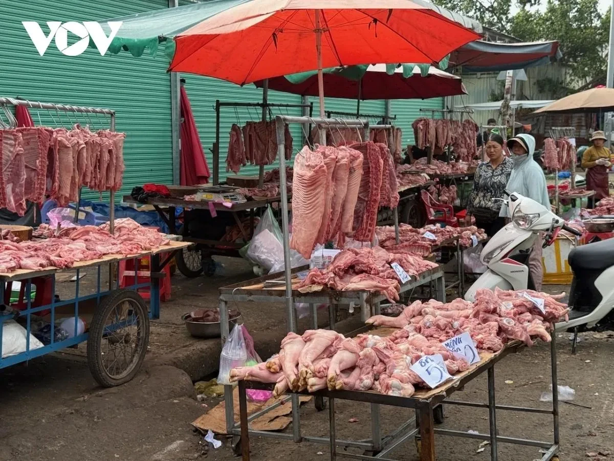 Cận cảnh thịt heo 'lạ' siêu rẻ bày bán bên hông chợ đầu mối Hóc Môn ảnh 3