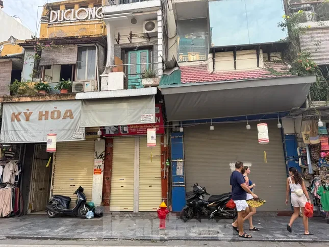 'Đột nhập' phố kinh doanh sầm uất bậc nhất Hà Nội đóng cửa bất thường ảnh 2