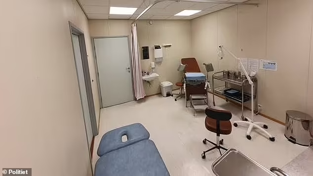 Tuyên phạt 21 năm tù bác sĩ phụ khoa xâm hại 94 bệnh nhân trong 20 năm, thu giữ 6.000 giờ video quay lén và công cụ phạm tội - ảnh 2