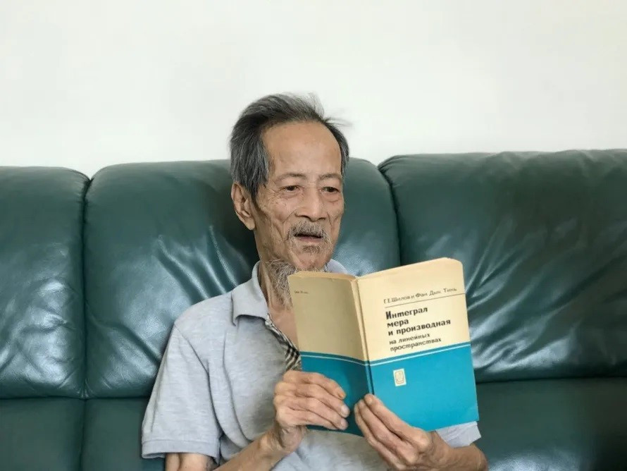Nhà Toán học lẫy lừng Việt Nam góp công viết sách Toán của Liên Xô: Là PGS.TS, Nhà giáo Nhân dân, 2 lần nhận Huân chương Lao động - ảnh 1