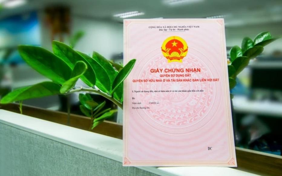 Kể từ nay, phải đáp ứng điều kiện này cha mẹ mới được phép sang tên sổ đỏ cho con cái- Ảnh 1. Kể từ nay, phải đáp ứng điều kiện này cha mẹ mới được phép sang tên sổ đỏ cho con cái- Ảnh 1.
