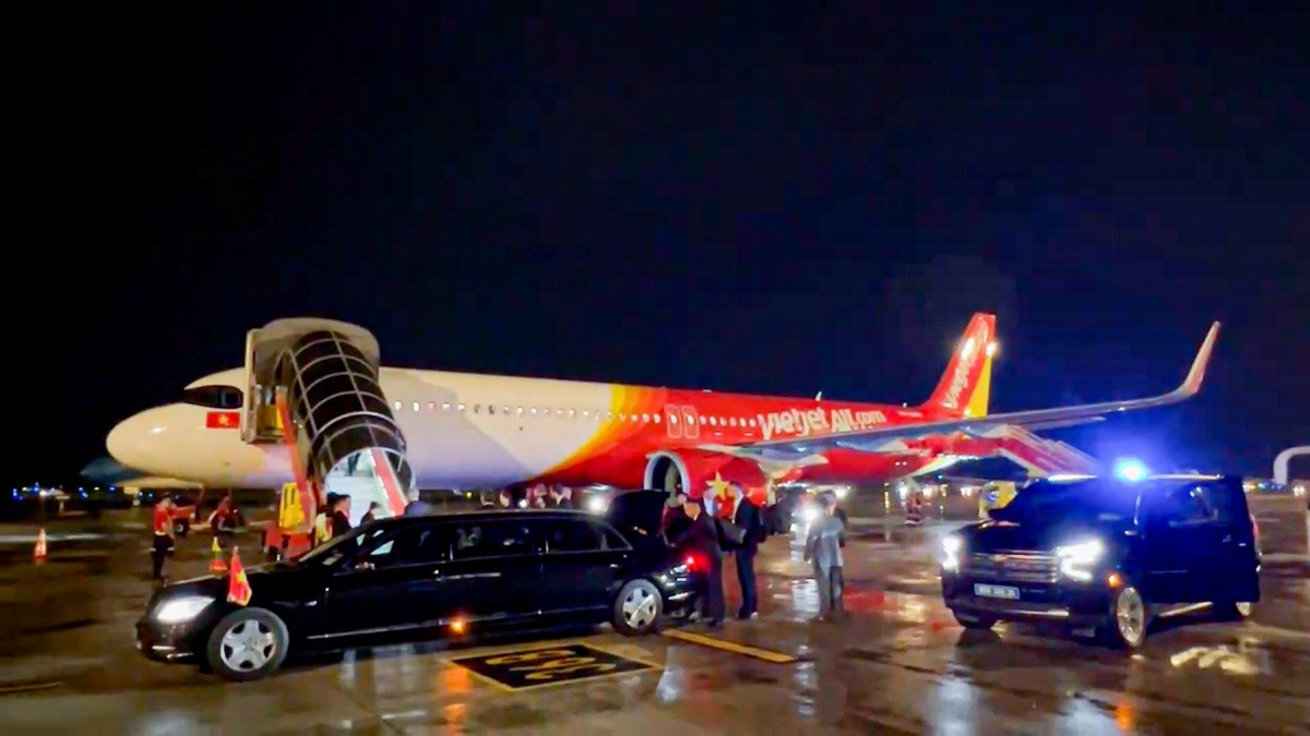 Tổng thống Litva đến Hà Nội trên chuyên cơ Vietjet