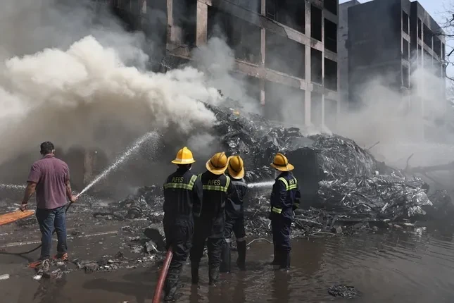 Ấn Độ: Máy bay rơi trúng kí túc xá, đã tìm thấy hàng chục thi thể ảnh 2