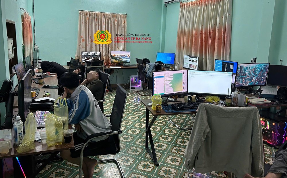 Khám xét khẩn cấp 2 căn nhà, bắt giữ nhiều đối tượng có trình độ công nghệ thông tin cao - ảnh 1