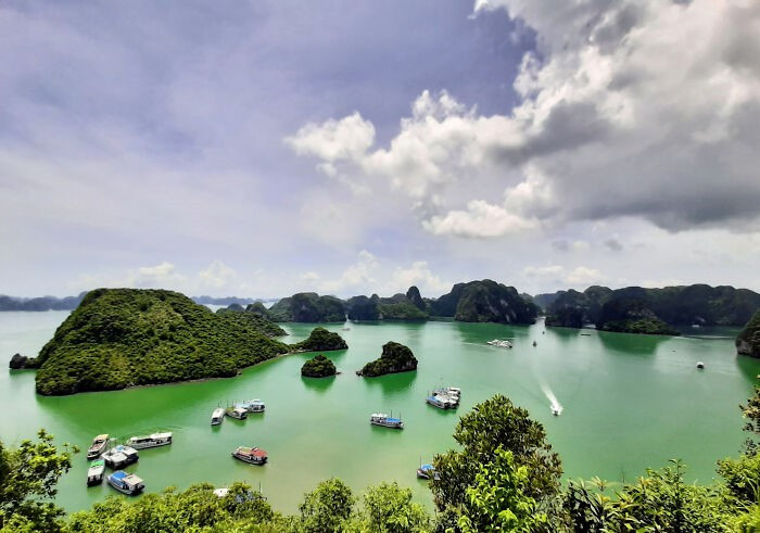 Vịnh Di sản của Việt Nam được chuyên trang nước ngoài vinh danh trong top 15 bãi biển đẹp nhất thế giới, du khách ‘nhất định phải ghé thăm ít nhất một lần trong đời’ - ảnh 1