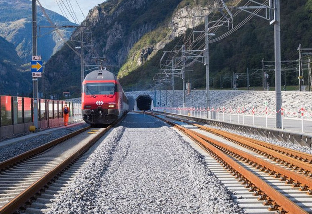 Hầm đường sắt 57km dài nhất thế giới: Xây dựng trong 17 năm với chi phí 11 tỷ Euro, hành trình di chuyển nhanh gấp 4 lần ô tô- Ảnh 1. Hầm đường sắt 57km dài nhất thế giới: Xây dựng trong 17 năm với chi phí 11 tỷ Euro, hành trình di chuyển nhanh gấp 4 lần ô tô- Ảnh 1.