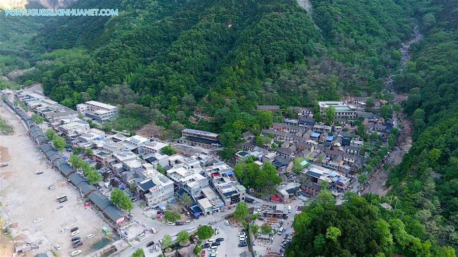 Đường hầm xuyên vách núi đá dựng đứng tại Trung Quốc, chỉ 13 thanh niên đào bằng tay trong suốt 5 năm để hoàn thành- Ảnh 6. Đường hầm xuyên vách núi đá dựng đứng tại Trung Quốc, chỉ 13 thanh niên đào bằng tay trong suốt 5 năm để hoàn thành- Ảnh 6.
