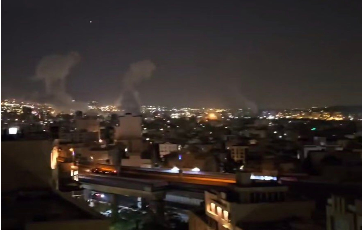 Khói bốc lên từ một khu vực ở Iran sau khi bị Israel không kích. Ảnh: IRNA