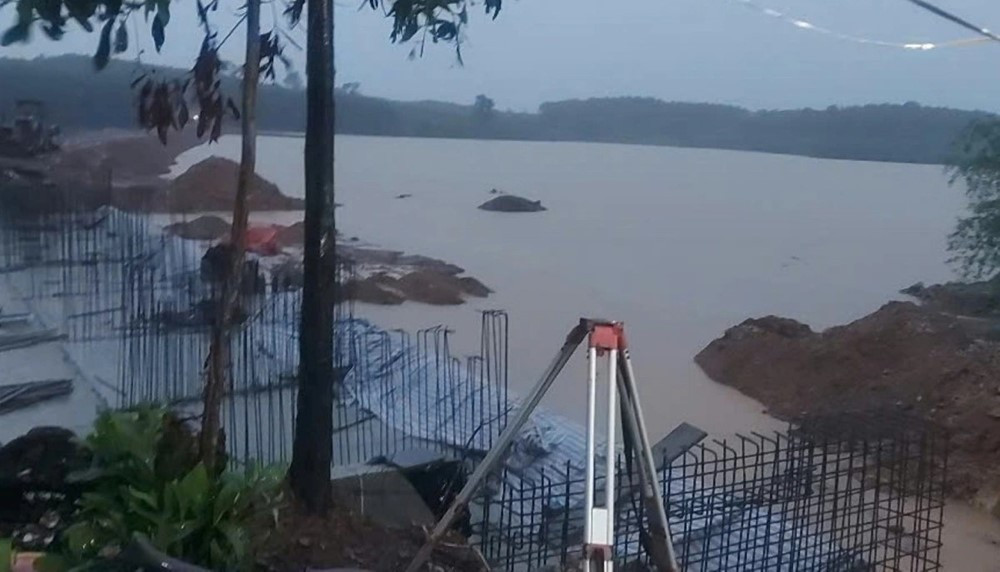 Tin nóng về bão số 1: Mưa lớn, chủ động phá một phần đê tại đập thủy lợi chứa 500.000m³ nước - ảnh 1