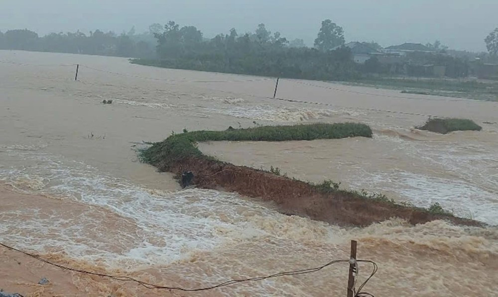 Tin nóng về bão số 1: Mưa lớn, chủ động phá một phần đê tại đập thủy lợi chứa 500.000m³ nước - ảnh 2