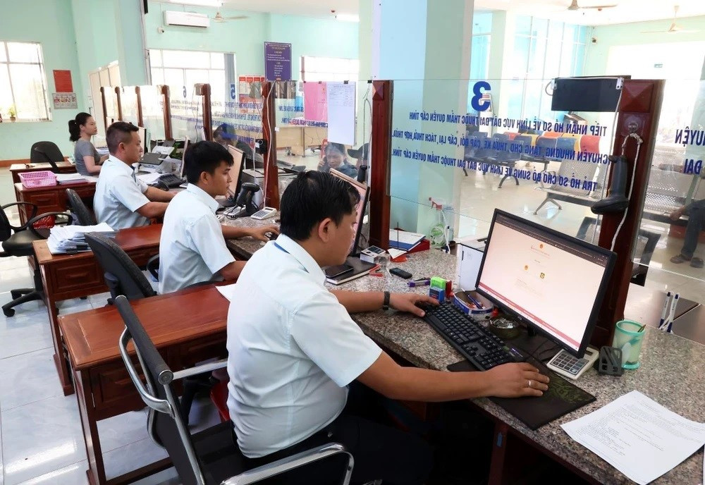 Công chức, viên chức bị cấm làm một việc với doanh nghiệp, từ trường hợp ngoại lệ - ảnh 1