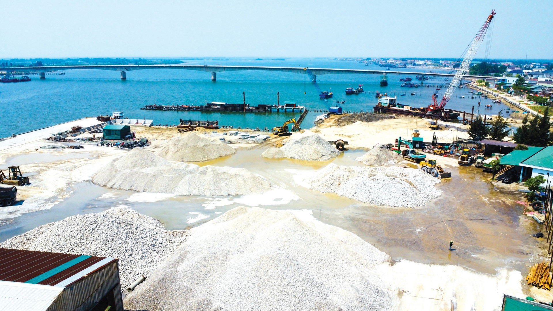Vùng đất thép miền Trung mở cảng biển du lịch đầu tiên- Ảnh 1. Vùng đất thép miền Trung mở cảng biển du lịch đầu tiên- Ảnh 1.