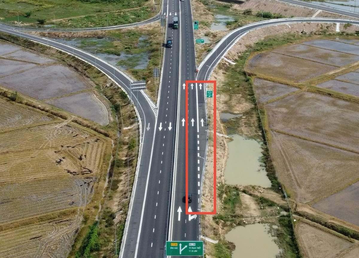 Cao tốc vừa bị phản ánh bong tróc sau 2 năm vận hành sẽ sửa vạch sơn gây tranh cãi- Ảnh 1. Cao tốc vừa bị phản ánh bong tróc sau 2 năm vận hành sẽ sửa vạch sơn gây tranh cãi- Ảnh 1.