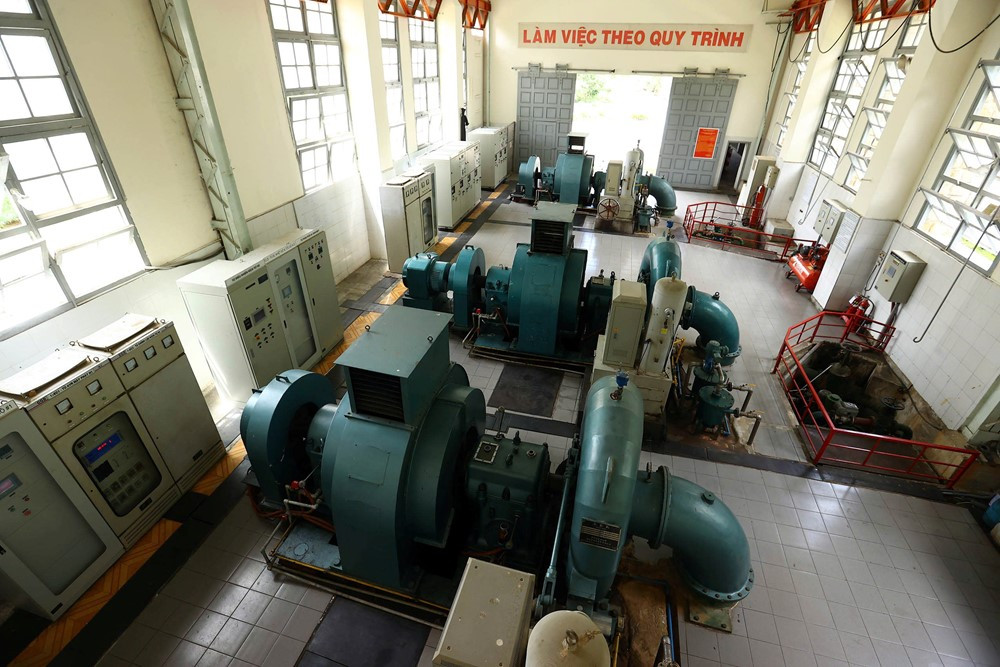 Đào đường hầm xuyên núi xây nhà máy thủy điện đầu tiên ở Việt Nam, lối kiến trúc tựa như biệt thự nghỉ dưỡng: Nay là kỳ quan hút khách trên cao nguyên - ảnh 3