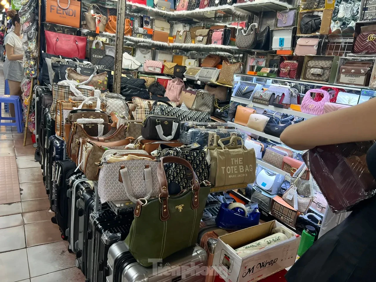 Hàng giả, hàng nhái vẫn nhan nhản tại Saigon Square, chợ Bến Thành ảnh 5