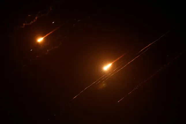Căng thẳng chưa có dấu hiệu hạ nhiệt, Iran - Israel không ngừng 'dội mưa hỏa lực' vào đối phương ảnh 3