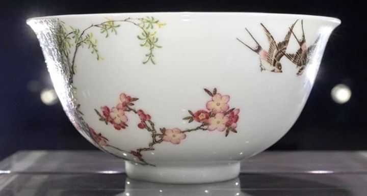 Cận cảnh chiếc bát đường kính 11cm được bán với giá hơn 660 tỷ đồng - ảnh 1