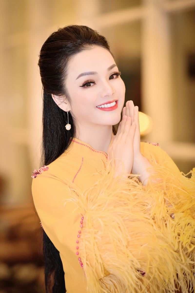 NSƯT là Trưởng khoa, Tiến sĩ âm nhạc trẻ nhất Việt Nam được phong 'Nữ hoàng nhạc dân gian', tuổi 43 hạnh phúc bên chồng PGS.TS, Viện trưởng - ảnh 2