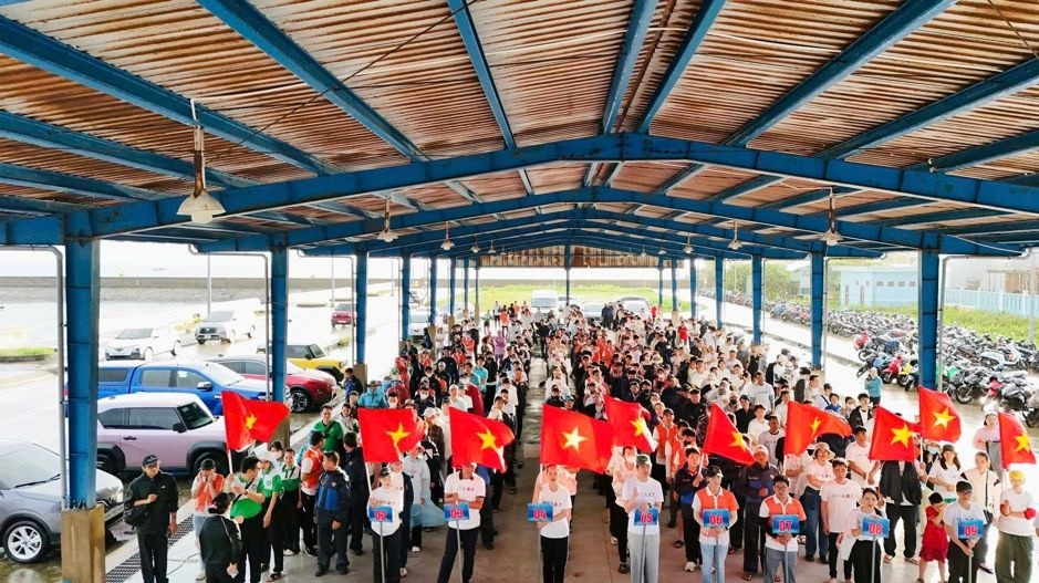 Gần 10.000 người vingroup và tình nguyện viên ra quân làm sạch bờ biển tại 28 tỉnh, thành phố