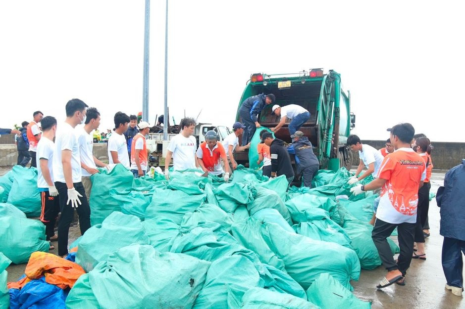 Gần 10.000 người vingroup và tình nguyện viên ra quân làm sạch bờ biển tại 28 tỉnh, thành phố