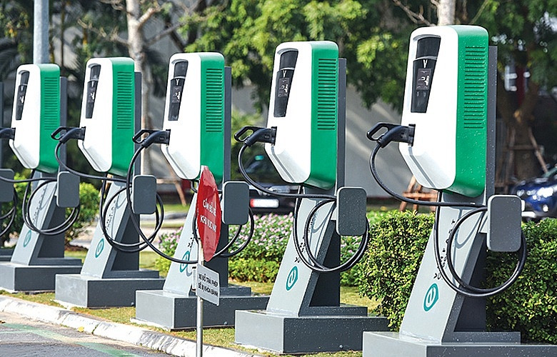 Giá sạc xe điện tại trạm có thể cao gấp đôi bình quân, nhưng nhóm người dùng này vẫn được sạc miễn phí đến tháng 6/2027