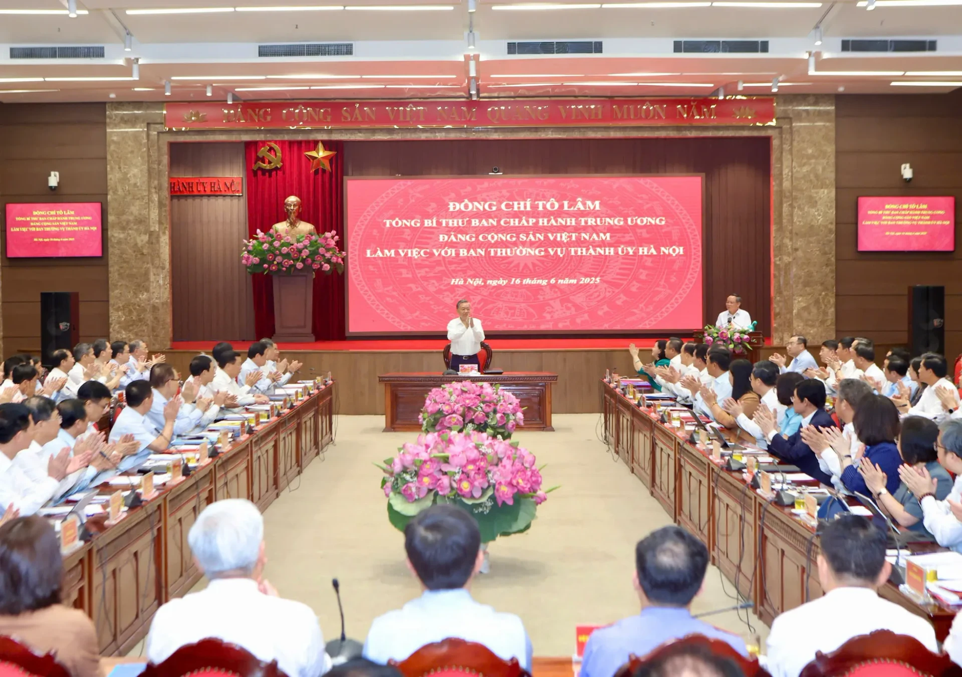 Tổng Bí thư: Hà Nội cần 'không né tránh khuyết điểm, mổ xẻ sâu các điểm nghẽn' ảnh 1