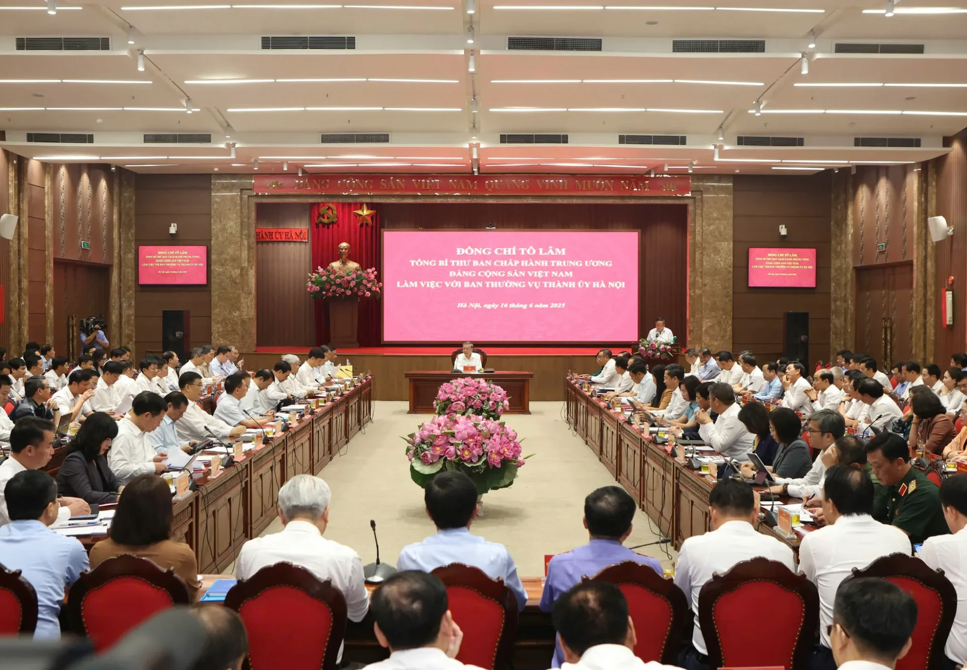 Tổng Bí thư: Hà Nội cần 'không né tránh khuyết điểm, mổ xẻ sâu các điểm nghẽn' ảnh 5