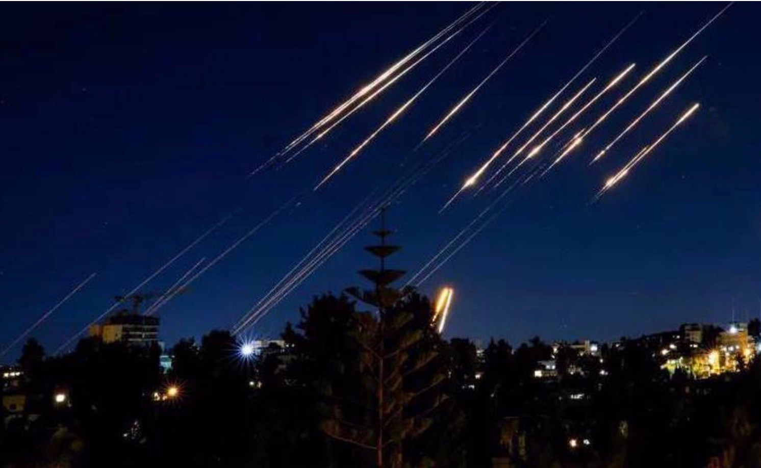Mưa tên lửa Iran dội xuống Israel. Ảnh: Press TV