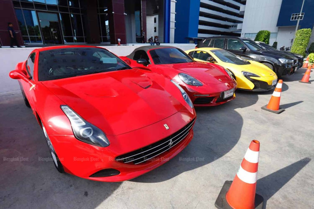 Tịch thu khu đất 1.000 tỷ, 50 túi hiệu, 24 xe sang và 6.000 tỷ tiền mặt, 17 người gồm MC, diễn viên nổi tiếng bị khởi tố - ảnh 6