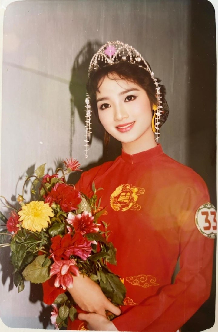 Mỹ nhân là nữ hoàng ảnh lịch, đội vương miện suốt ba thập kỷ, có bố đạo diễn, mẹ giảng viên, U60 sống vương giả trong biệt thự rộng 1.000m2 - ảnh 2
