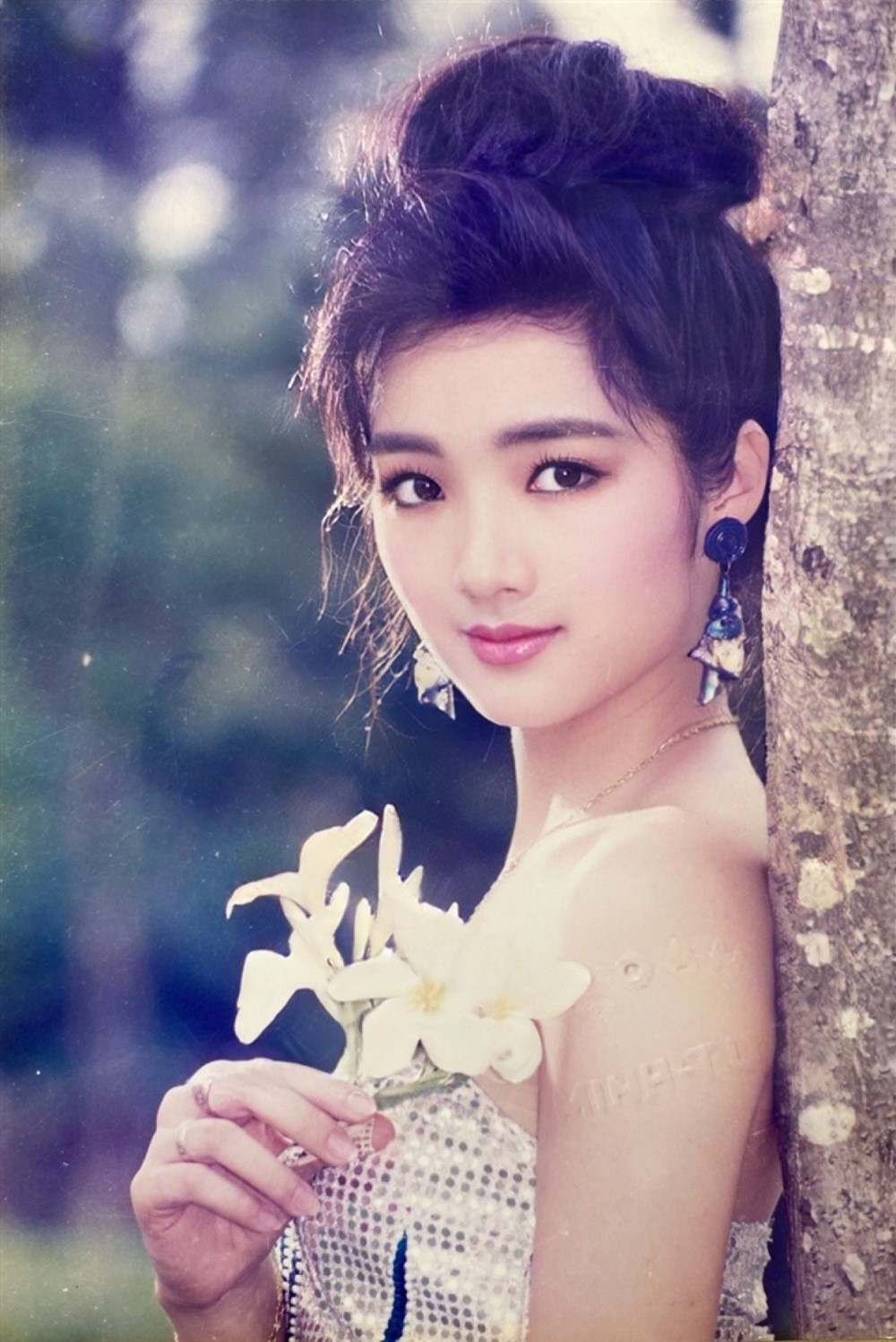 Mỹ nhân là nữ hoàng ảnh lịch, đội vương miện suốt ba thập kỷ, có bố đạo diễn, mẹ giảng viên, U60 sống vương giả trong biệt thự rộng 1.000m2 - ảnh 1
