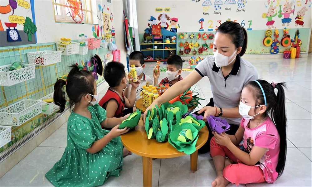 Bộ trưởng Bộ Giáo dục: Giáo viên mầm non vất vả nhưng lương thấp nhất - ảnh 1