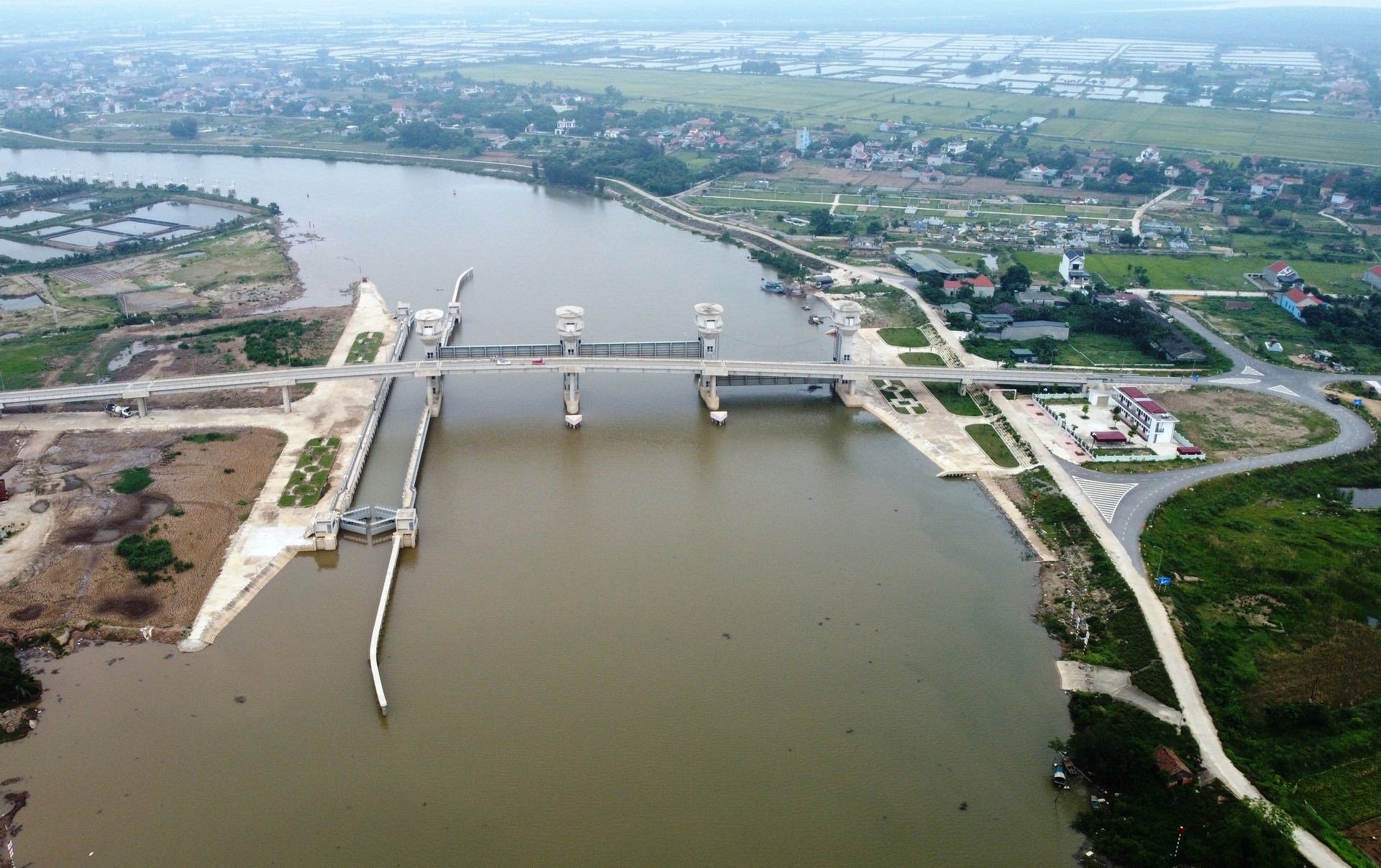 Gần 2 tháng nữa, công trình thuỷ lợi lớn nhất miền Bắc cấp nước sinh hoạt cho hàng vạn dân sẽ về đích- Ảnh 1. Gần 2 tháng nữa, công trình thuỷ lợi lớn nhất miền Bắc cấp nước sinh hoạt cho hàng vạn dân sẽ về đích- Ảnh 1.