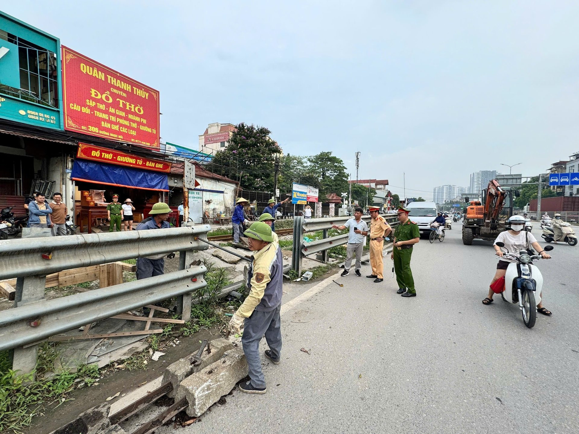 Một vị trí tự mở tại đường sắt Bắc - Nam đi qua thị trấn Văn Điển. Nguồn ảnh: VOV Giao Thông Một vị trí tự mở tại đường sắt Bắc - Nam đi qua thị trấn Văn Điển. Nguồn ảnh: VOV Giao Thông
