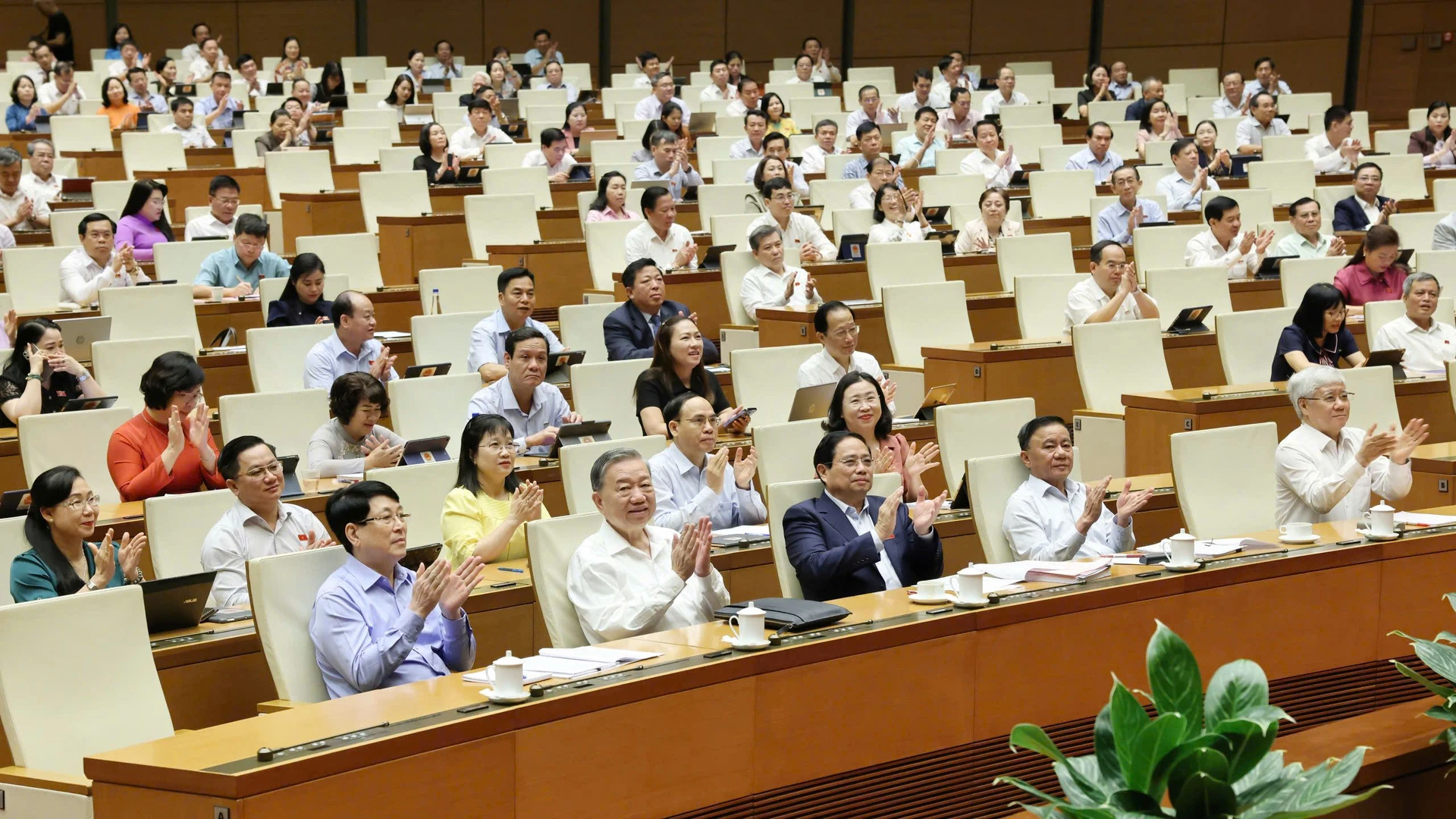 Quốc hội thảo luận về phát triển kinh tế xã hội cùng nhiều nội dung quan trọng khác