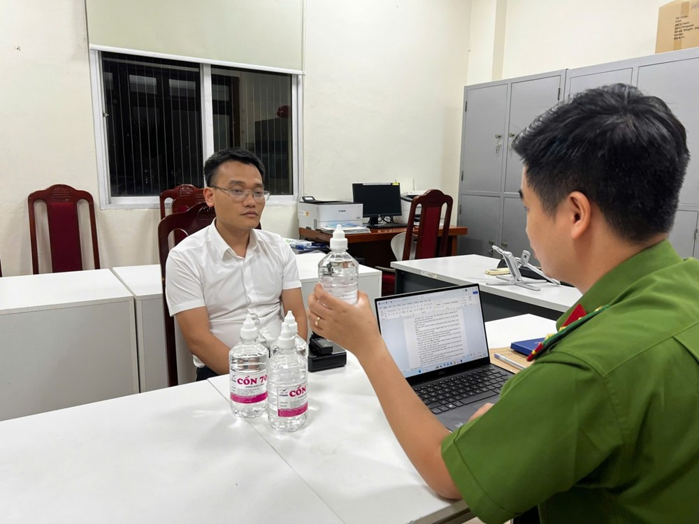 Bắt một Phó chủ tịch UBND thị trấn - ảnh 1