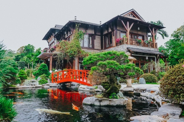 Lãnh đạo FPT sở hữu biệt thự rộng 3.000m2: Sân vườn là ‘rừng cổ thụ’ trăm tuổi cùng bộ sưu tập đá quý cực giá trị- Ảnh 1. Lãnh đạo FPT sở hữu biệt thự rộng 3.000m2: Sân vườn là ‘rừng cổ thụ’ trăm tuổi cùng bộ sưu tập đá quý cực giá trị- Ảnh 1.