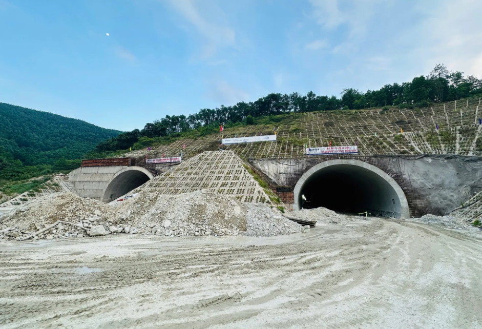 Chỉ 1 tháng nữa, hầm đường bộ dài thứ 3 Việt Nam do liên danh Đèo Cả thực hiện sẽ được đào thông- Ảnh 1. Chỉ 1 tháng nữa, hầm đường bộ dài thứ 3 Việt Nam do liên danh Đèo Cả thực hiện sẽ được đào thông- Ảnh 1.